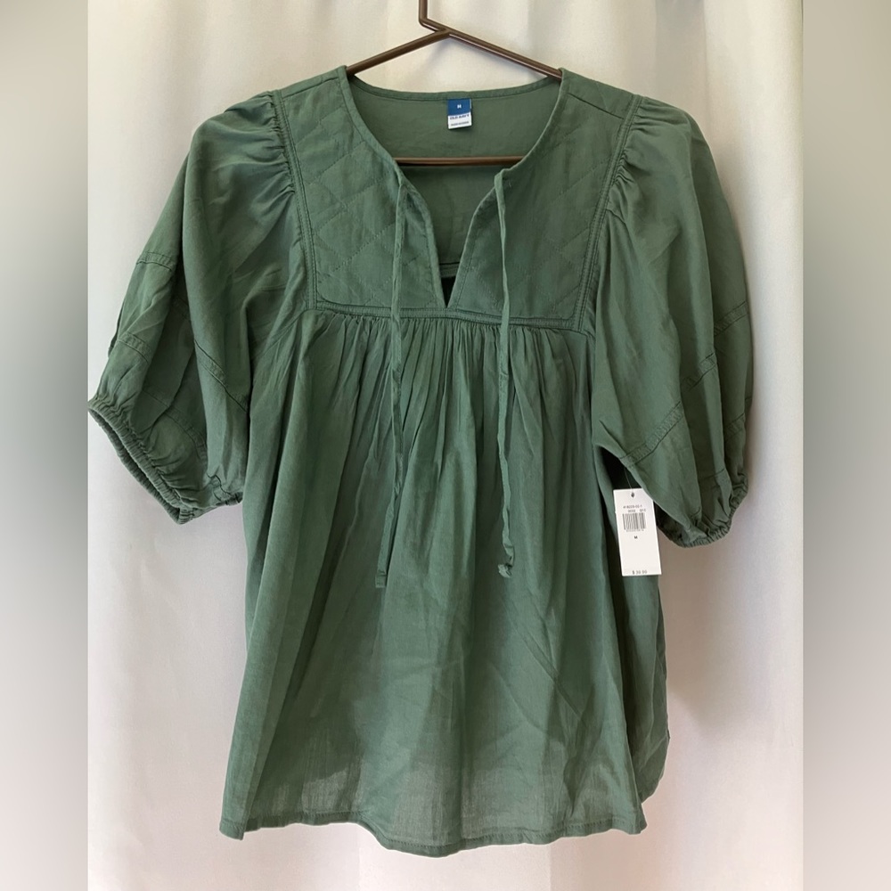 Green Old Navy flowy quilted top size medium.